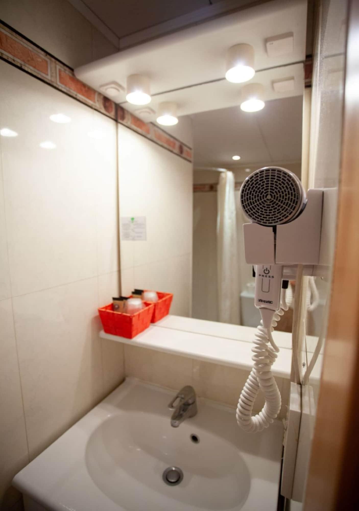 Restaurant Oasis Hotell 3*